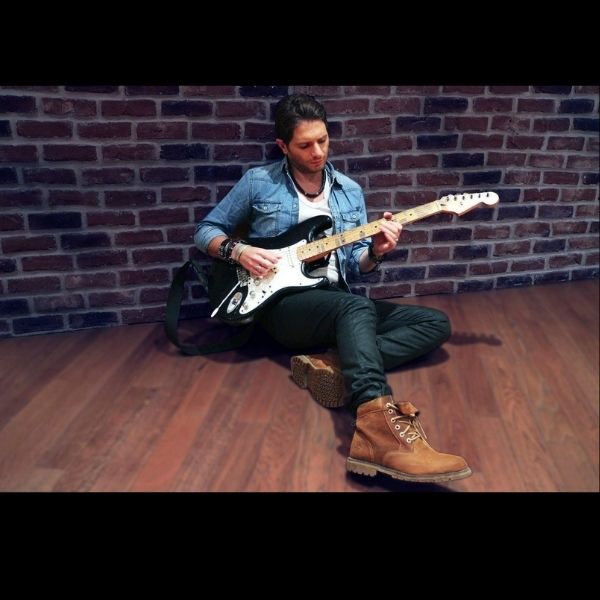 lessortiesdesarah_jon_lay_guitare Jon Lay